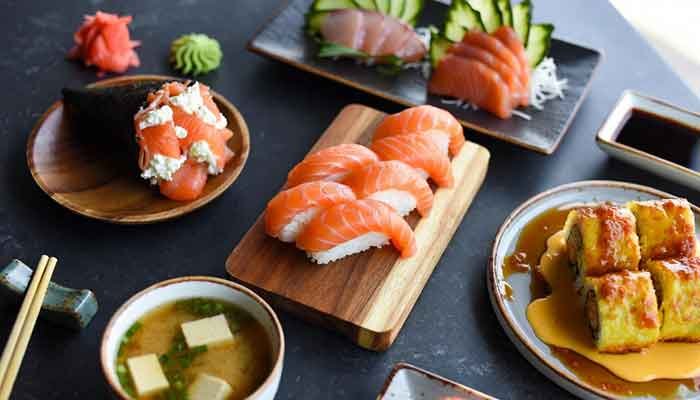 Comida Japonesa no Brasil: Guia Completo (2026) 1 comida japonesa variedade sushi sashimi temaki hot roll prato completo
